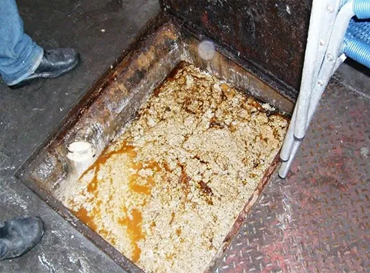 Limpeza de Caixa de Gordura na Favela Jardim Silvina em São Bernardo do Campo